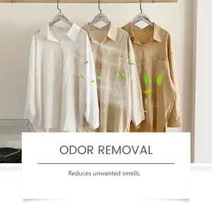 Detalle visual del efecto de eliminación de olores del spray textil en camisas colgadas