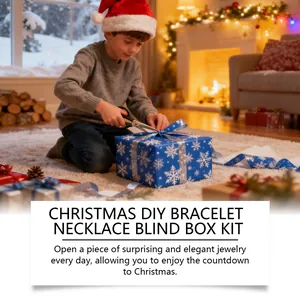 Detail eines Kindes, das einen Weihnachts-Adventskalender mit DIY-Schmuck-Set öffnet