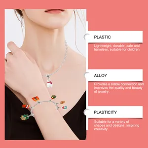 Weihnachts-DIY-Armband-Set mit langlebigen Anhängern aus Legierung und Kunststoff am Modell