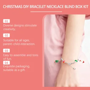 Festliches Weihnachts-DIY-Charm-Armband am Handgelenk, Teil eines kreativen Blindbox-Sets