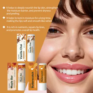 Set balsamo labbra nutriente OUHOE con modella dalle labbra lisce e idratate