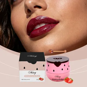Dettaglio ravvicinato della maschera labbra alla fragola lucida sulle labbra e vasetto rosa