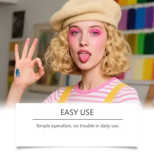 Gros plan du mannequin montrant l'utilisation du kit de nettoyage de langue 2 en 1