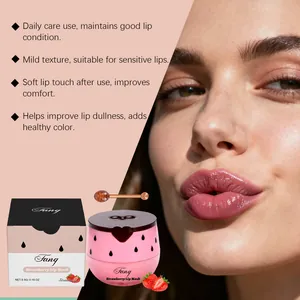 Maschera labbra alla fragola con confezione e modella per idratazione e nutrimento