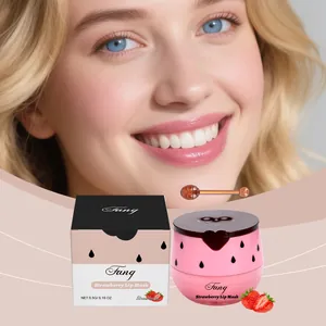 Maschera labbra idratante alla fragola con vasetto e vista del modello che sorride