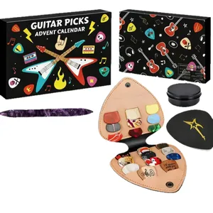 Muziekinstrument adventskalender met diverse gitaarplectrums en leren opbergetui