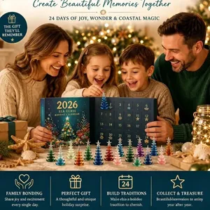 Familia feliz disfrutando del calendario de Adviento 2026 con mini árboles de vidrio
