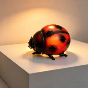 Dettaglio di una luce notturna a forma di coccinella in resina con LED caldo