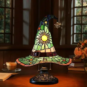 Nahaufnahme der bunten Buntglaspaneele einer gotischen Hexenhut-Tischlampe.