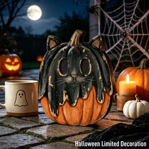 Vista detallada del adorno de mesa de madera de Halloween con gato y calabaza