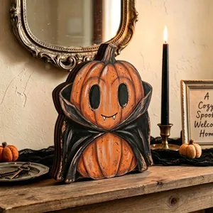 Vista detallada de una decoración de calabaza vampiro de madera para Halloween