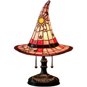 Gothic Hexenhut Tischlampe mit Buntglas-Sonnen- und Sternmustern für Halloween Dekor.