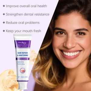 Femme souriante montrant des dents blanches avec le dentifrice blanchissant Oralhoe.