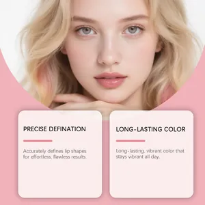Detailansicht eines Lippenkonturenstifts in Altrosa auf dem Gesicht eines Models.
