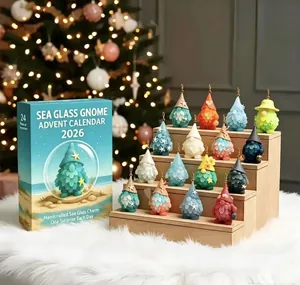 Calendario dell'Avvento gnomo 2026 in vetro marino con 24 ciondoli natalizi artigianali