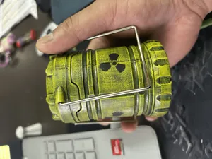 Vista dettagliata di una lanterna a reattore nucleare in miniatura gialla antica.