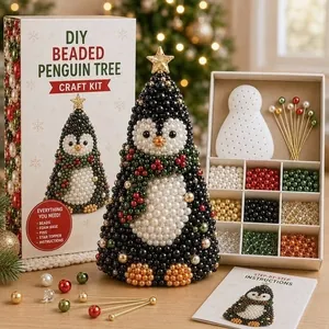 Vista detallada del kit de bricolaje de árbol de Navidad de pingüino con cuentas y accesorios