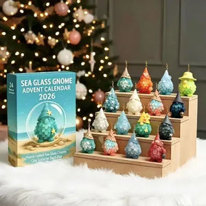 Calendario dell'Avvento 2026 con 24 ciondoli gnomi in vetro marino per le feste natalizie