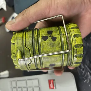 Lanterna a reattore nucleare in miniatura gialla e verde con effetto invecchiato