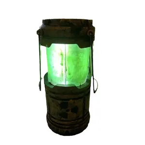 Lampada reattore nucleare in miniatura con luce verde brillante e simbolo radioattivo