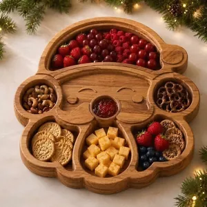 Vista dettagliata del vassoio per snack in legno a forma di Babbo Natale con stuzzichini