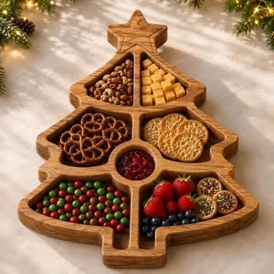 Vassoio da portata festivo in legno a forma di albero di Natale con vari antipasti