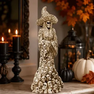 Detalle de una figurita de bruja esqueleto gótica para decoración de Halloween.