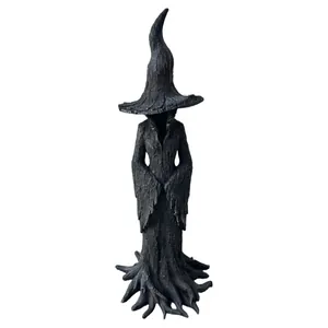 Detailansicht einer schwarzen Hexe aus Harz mit Rindenstruktur für Halloween-Deko