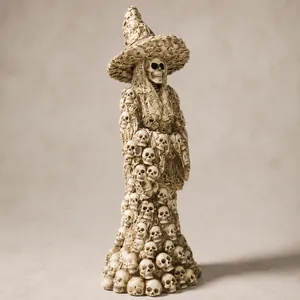 Vista detallada de la estatua de la bruja esqueleto de Halloween con texturas de cráneos