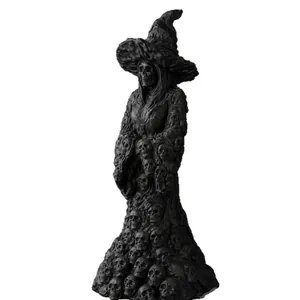 Estatua de bruja esqueleto gótica de Halloween con un intrincado diseño de capa de cráneos