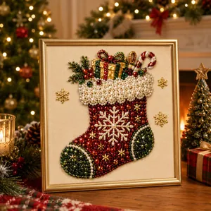 Vista dettagliata di un'opera d'arte con perle a calza di Natale in una cornice dorata