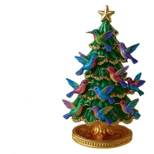 Vista detallada de la figura de resina del árbol de Navidad con colibríes coloridos