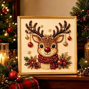 Dettaglio del quadro artistico con perle natalizie fai-da-te con una renna e cornice d'oro.
