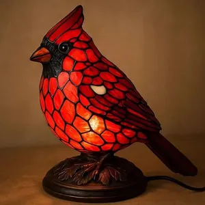 Gedetailleerde weergave van de levendige glas-in-loodtextuur van de rode kardinaal