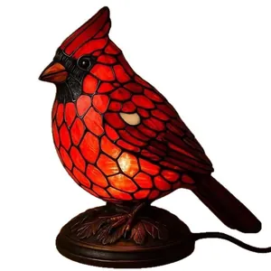 Detail van een brandende rode Kardinaal vogel tafellamp in Tiffany-stijl van hars.