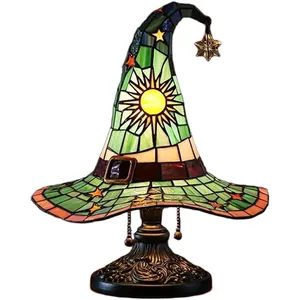 Detailansicht der gotischen Hexenhut-Lampe mit Buntglaseffekt und Sonnenmotiven
