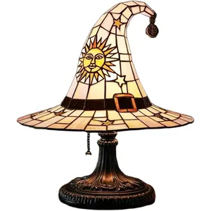 Vintage gotische Hexenhut-Tischlampe mit kunstvollen Sonnen- und Sternenmustern.