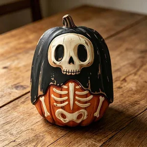 Detalle de un adorno de calabaza de Halloween de madera con diseño de esqueleto.