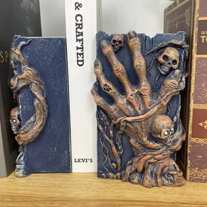 Makrodetail der Harz-Totenkopf-Hand-Buchstützen mit kunstvoller Skelett-Textur
