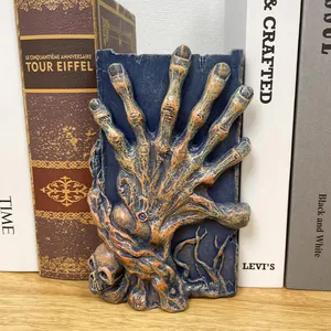 Detaillierte Ansicht einer Halloween-Buchstütze aus Harz mit Skeletthand-Motiv