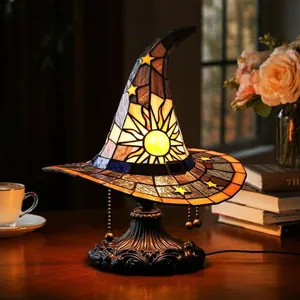 Buntglas-Hexenhutlampe mit Himmelsmustern für die gotische Halloween-Hausdekoration