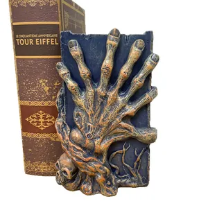 Halloween-Buchstütze aus Harz mit Skeletthand für gruselige Schreibtischdekoration.