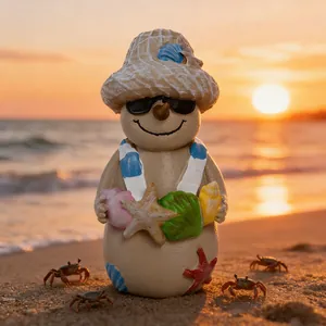 Dettaglio di una statua di pupazzo di neve in resina a tema spiaggia con conchiglie