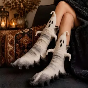 Vista detallada de calcetines de fantasma 3D con un diseño de punto blanco texturizado