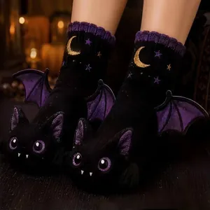 Vista detallada de calcetines 3D de Halloween con cara de gato de peluche y alas moradas.