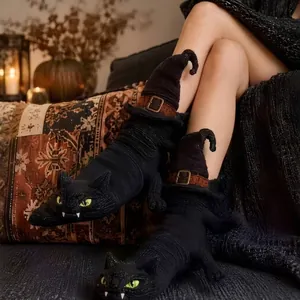 Vista detallada de calcetines 3D de gato negro con sombrero de bruja para Halloween