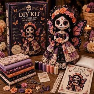 Kit fai-da-te bambola patchwork con tessuti viola e strumenti per il cucito completi