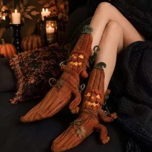 Divertidos calcetines 3D de Halloween con diseño de monstruo de calabaza festivo.