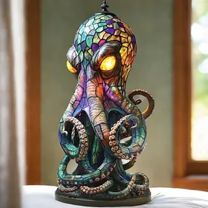 Dettaglio di lampada a polpo in resina stile vetro colorato con occhi caldi luminosi