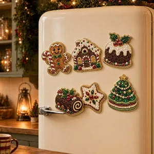 Set festivo di 6 calamite natalizie fai-da-te con perle e diamanti su frigo crema.